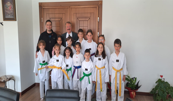 Taekwondoculardan Belediye Başkanımız Halil ÇALLI’ ya ziyaret…