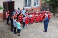 Kuran Kursu öğrencilerine Türk Bayrağı ve Kuran-ı Kerim