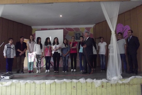 Üsküp Atatürk Ortaokulu öğrencilerinden şiir dinletisi