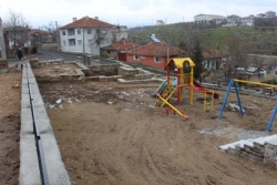 Mehmetçavuş Mahallesinde bulunan eski okul binasının etrafındaki park alanı çalışmaları devam ediyor…