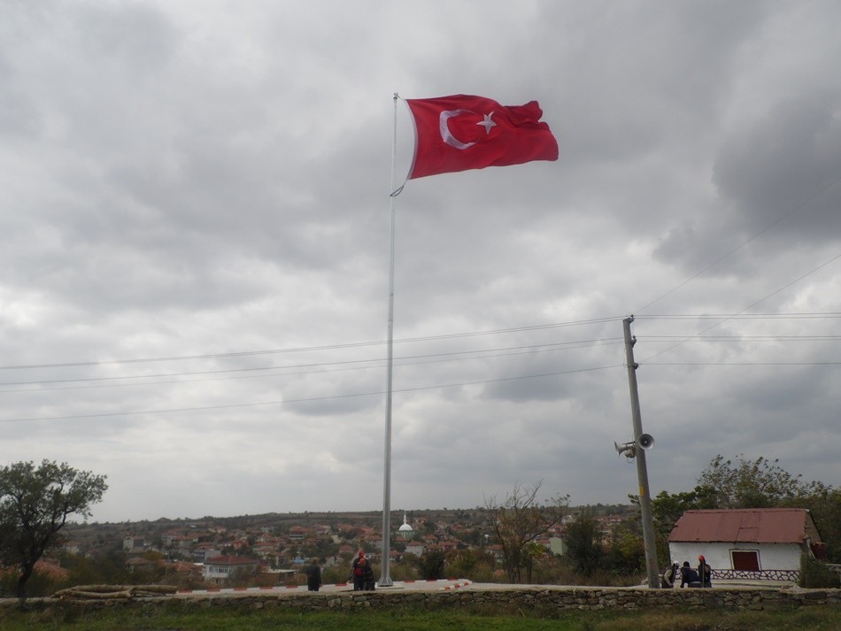 Beldemizde dev Türk bayrağı dikildi…